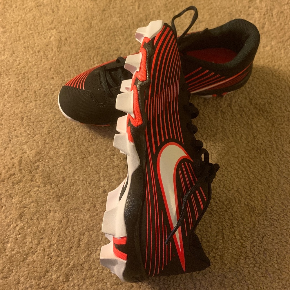Brand New Nike Fast Flex Boys Youth Cleats size 6